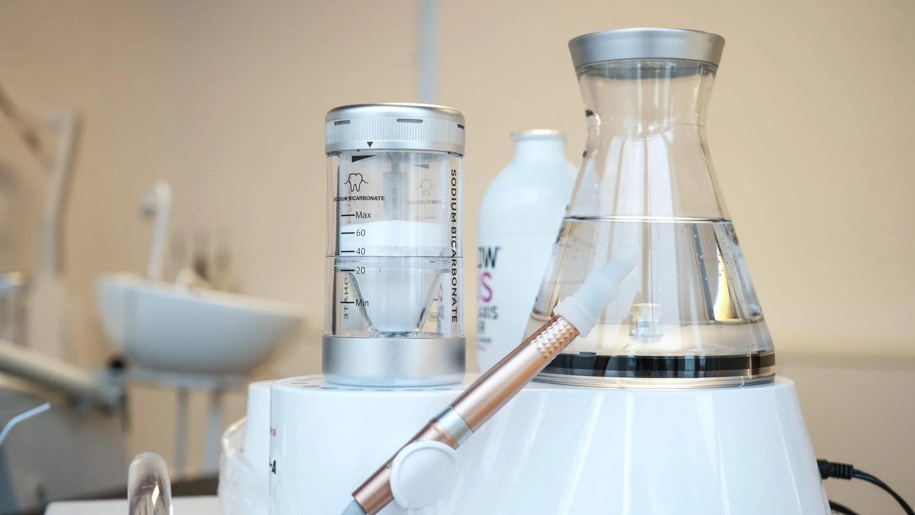 Behandlungsraum mit Ozongerät im Dental Spa Konstanz