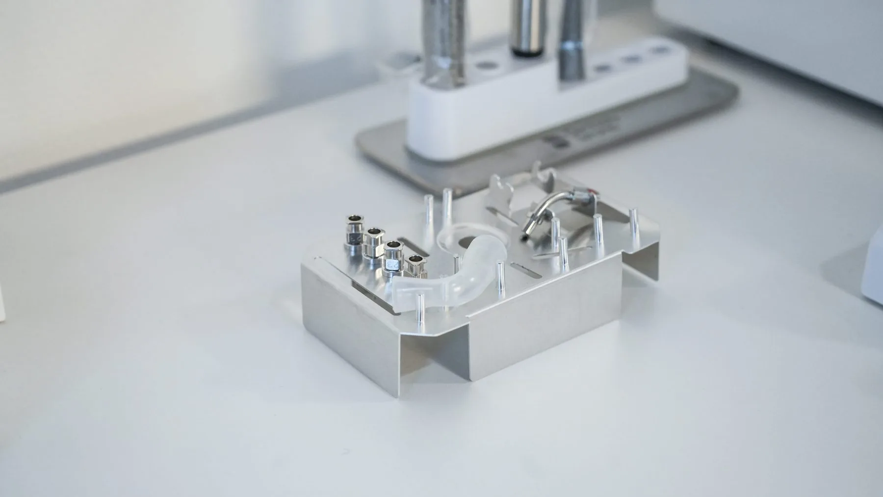 Präzise gefertigte Metallteile im Dental Spa Konstanz