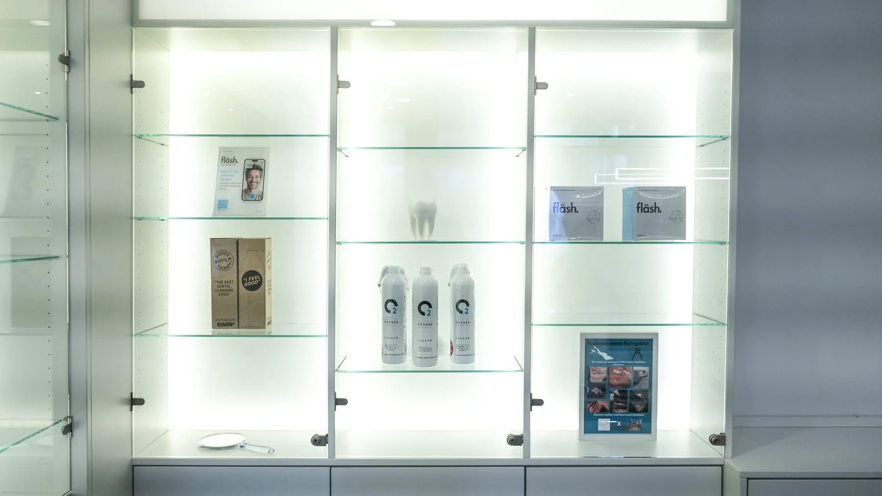 Produktvitrine im Dental Spa Konstanz