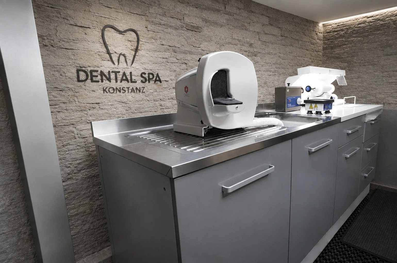 Technikraum mit Wandlogo im Dental Spa Konstanz