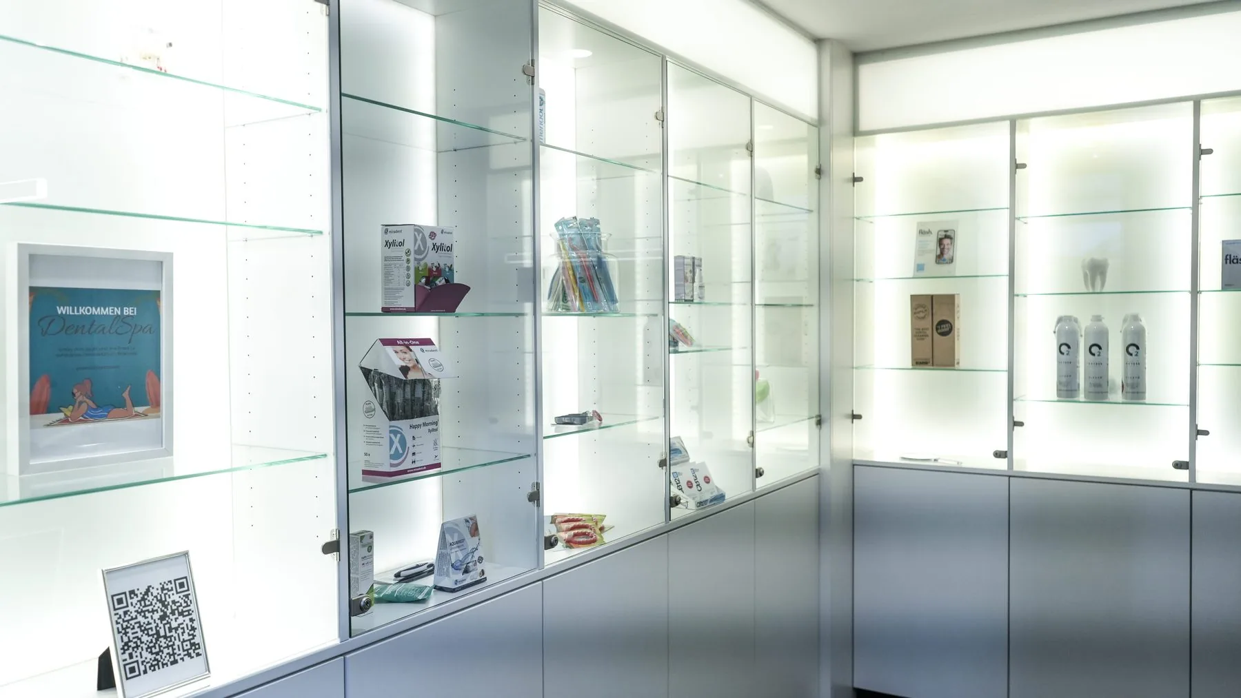 Vitrinen im Dental Spa Konstanz
